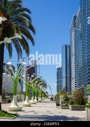 Neue exotische Laternen auf dem Grand Boulevard. Eine riesige lange Straße. Neue Straße in Batumi. Moderne Infrastruktur Stockfoto