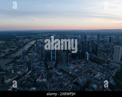 Frankfurt am Main, Hessen, Deutschland, 9. Mai 2024: Skyline Frankfurt am Main, Bürogebäude bei Nacht. Stockfoto