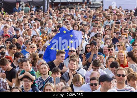 Macron Besuch der französische Staatspräsident Emmanuel Macron besucht auf Einladung von Bundespräsident , Frank-Walter Steinmeier die Bundesrepublick Deutschland und macht in Dresden auf dem Neumarkt vor der Frauenkirche Station. Hier besucht er die FÃªte de lEurope und hält seine Europarede. Das begeisterte überwiegend junge Publikum. Dresden Sachsen Deutschland *** Macron Besuch der französische Staatspräsident Emmanuel Macron besucht auf Einladung von Bundespräsident Frank Walter Steinmeier die Bundesrepublik Deutschland und macht hier Halt in Dresden auf dem Neumarkt vor der Frauenkirche Stockfoto