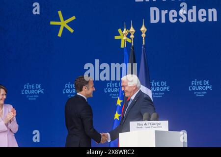 Macron Besuch der französische Staatspräsident Emmanuel Macron besucht auf Einladung von Bundespräsident , Frank-Walter Steinmeier die Bundesrepublick Deutschland und macht in Dresden auf dem Neumarkt vor der Frauenkirche Station. Hier besucht er die FÃªte de lEurope. Frank-Walter Steinmeier spricht die Begrüßungsworte. Dresden Sachsen Deutschland *** Macron Besuch der französische Präsident Emmanuel Macron besucht auf Einladung von Bundespräsident Frank Walter Steinmeier die Bundesrepublik Deutschland und macht in Dresden auf dem Neumarkt vor der Frauenkirche Halt hier besucht er die Fê Stockfoto