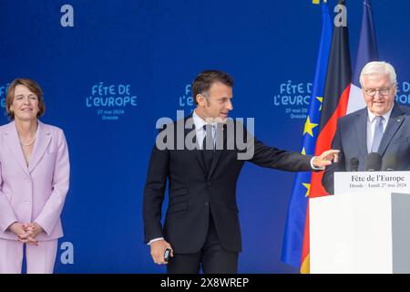 Macron Besuch der französische Staatspräsident Emmanuel Macron besucht auf Einladung von Bundespräsident , Frank-Walter Steinmeier die Bundesrepublick Deutschland und macht in Dresden auf dem Neumarkt vor der Frauenkirche Station. Hier besucht er die FÃªte de lEurope. Frank-Walter Steinmeier spricht die Begrüßungsworte. Dresden Sachsen Deutschland *** Macron Besuch der französische Präsident Emmanuel Macron besucht auf Einladung von Bundespräsident Frank Walter Steinmeier die Bundesrepublik Deutschland und macht in Dresden auf dem Neumarkt vor der Frauenkirche Halt hier besucht er die Fê Stockfoto