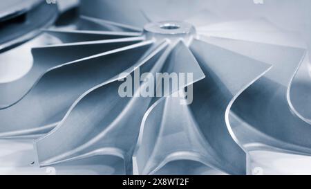 Ein silbernes Objekt mit spiralförmigem Design. Das spiralförmige Design besteht aus Metall und ist sehr glänzend Stockfoto