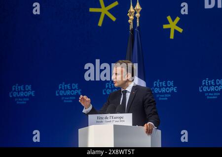 Macron Besuch der französische Staatspräsident Emmanuel Macron besucht auf Einladung von Bundespräsident , Frank-Walter Steinmeier die Bundesrepublick Deutschland und macht in Dresden auf dem Neumarkt vor der Frauenkirche Station. Hier besucht er die FÃªte de lEurope und hält seine Europarede. Dresden Sachsen Deutschland *** Macron Besuch der französische Staatspräsident Emmanuel Macron besucht auf Einladung von Bundespräsident Frank Walter Steinmeier die Bundesrepublik Deutschland und macht in Dresden auf dem Neumarkt vor der Frauenkirche Halt hier besucht er die Fête de lEurope und gibt ihm seinen SP Stockfoto