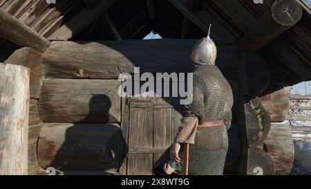 Riesiger epischer Held in russischer Folklore, der zum hölzernen izba kommt. Medien. Die Handlung der alten russischen Geschichte. Stockfoto