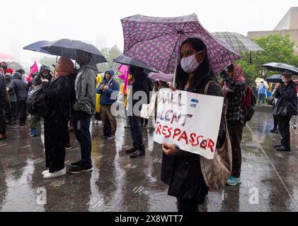 Toronto, Kanada. Mai 2024. Am 27. Mai 2024 nehmen die Menschen an einer pro-palästinensischen Kundgebung auf dem St. George Campus der University of Toronto in Toronto, Kanada, Teil. Pro-palästinensische Demonstranten, die 25 Tage lang an der University of Toronto, Kanada, campen, hielten am Montag eine Solidaritätskundgebung ab. Quelle: Zou Zheng/Xinhua/Alamy Live News Stockfoto