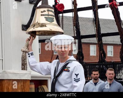 Charlestown, Massachusetts, USA. Mai 2024. KATHERINE BUTLER läutet die Glocke der USS Constitution, nachdem die Namen der Seeleute gelesen wurden, die ihr Leben verloren, während sie an Bord des Marineschiffs dienten. Dutzende von Bürgern, viele aus Ländern auf der ganzen Welt, hören zu. Die USS Constitution, auch bekannt als Old Ironsides, wurde 1797 ins Leben gerufen und ist das älteste Kriegsschiff der Welt. (Credit Image: © Sue Dorfman/ZUMA Press Wire) NUR REDAKTIONELLE VERWENDUNG! Nicht für kommerzielle ZWECKE! Quelle: ZUMA Press, Inc./Alamy Live News Stockfoto