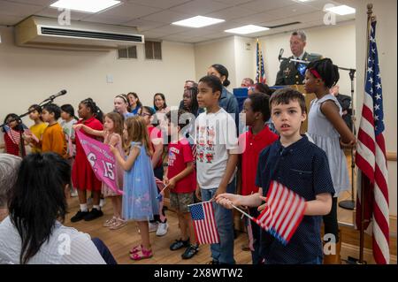 New York, Usa. Mai 2024. NEW YORK, NY - 27. MAI: Studenten von P.S. 151 singen während der Zeremonie zum Gedenktag der American Legion Boulevard Gardens Post 1836 2024 am 27. Mai 2024 im New Yorker Stadtteil Queens. Memorial Day ist ein Bundesfeiertag zu Ehren von Militärangehörigen, die in Erfüllung ihrer militärischen Pflichten gestorben sind. Quelle: Ron Adar/Alamy Live News Stockfoto