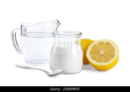 Backnatron im Glas, Essig und Zitronen isoliert auf weiß Stockfoto