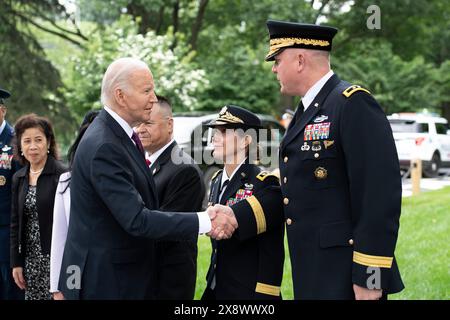 Arlington, Vereinigte Staaten Von Amerika. Mai 2024. Arlington, Vereinigte Staaten von Amerika. Mai 2024. U. US-Präsident Joe Biden begrüßt den Militärbezirk der US-Armee in Washington, Generalmajor Trevor Bredenkamp, rechts, während der Gedenkfeier am 27. Mai 2024 im Arlington National Cemetery Memorial Amphitheater in Arlington, Virginia, USA. Tomb Sentinels bewachen das Grab des unbekannten Soldaten auf dem Arlington National Cemetery. Kredit: Elizabeth Fraser/USA Army/Alamy Live News Stockfoto