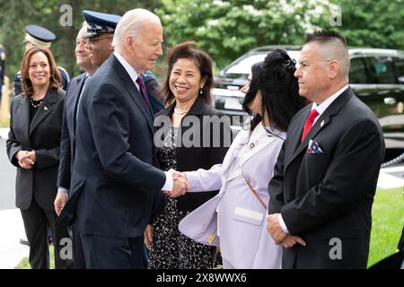 Arlington, Vereinigte Staaten Von Amerika. Mai 2024. Arlington, Vereinigte Staaten von Amerika. Mai 2024. U. US-Präsident Joe Biden, links, trifft während der Gedenkfeier am 27. Mai 2024 im Arlington National Cemetery Memorial Amphitheater in Arlington, Virginia, USA, auf Karen Durham-Aguilera, Executive Director des Office of Army Cemeteries, Karen Durham-Aguilera. Kredit: Elizabeth Fraser/USA Army/Alamy Live News Stockfoto