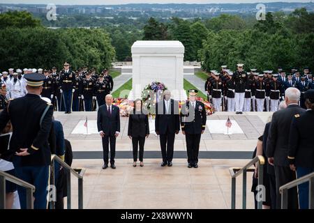 Arlington, Vereinigte Staaten Von Amerika. Mai 2024. Arlington, Vereinigte Staaten von Amerika. Mai 2024. Von links nach rechts: U.. Präsident Joe Biden, Vizepräsident Kamala Karris, Verteidigungsminister Lloyd Austin III, Kommandant General General Trevor Bredenkamp nehmen an einer Zeremonie des präsidialen Armed Forces Full Honors Wreath-Zeremonie während des National Memorial Day auf dem Arlington National Cemetery am 27. Mai 2024 in Arlington, Virginia, Teil. USA. Kredit: Elizabeth Fraser/USA Army/Alamy Live News Stockfoto