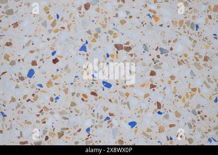 Ein Mosaikfliesenboden mit verschiedenen Farben und Texturen. Die Fliesen sind über den gesamten Boden verstreut, wodurch ein einzigartiges und interessantes Muster entsteht. Scen Stockfoto