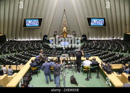 Teheran, Iran. Mai 2024. Eine allgemeine Ansicht zeigt das iranische parlament in Teheran. Am Montag begann das neu gewählte iranische parlament, das nach einer Wahl im März mit der geringsten Wahlbeteiligung seit der Islamischen Revolution von 1979 stattfand. Die Hardliner halten mittlerweile über 230 der 290 Sitze. (Kreditbild: © Rouzbeh Fouladi/ZUMA Press Wire) NUR REDAKTIONELLE VERWENDUNG! Nicht für kommerzielle ZWECKE! Stockfoto