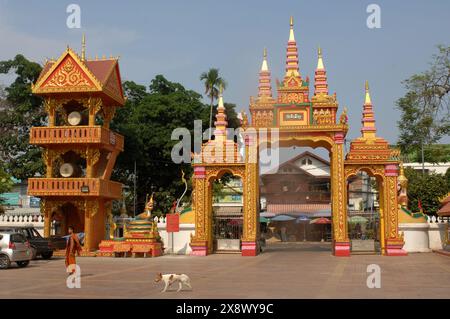 Wat Si Muang (Wat Simuong), dekoratives Tor, Vientiane, Laos, Südostasien, Asien. Stockfoto