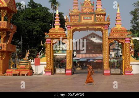 Wat Si Muang (Wat Simuong), dekoratives Tor, Vientiane, Laos, Südostasien, Asien. Stockfoto