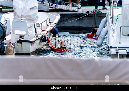 Monte Carlo, Monaco. Mai 2024. CHARLES LECLERC (16) und der französische Teamchef FREDERIC VASSEUR verließen nach einem Sieg im Formel-1-Grand-Prix von Monaco den Pier von Monaco. (Kreditbild: © Luca Martini/ZUMA Press Wire) NUR REDAKTIONELLE VERWENDUNG! Nicht für kommerzielle ZWECKE! Stockfoto