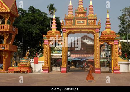 Wat Si Muang (Wat Simuong), dekoratives Tor, Vientiane, Laos, Südostasien, Asien. Stockfoto