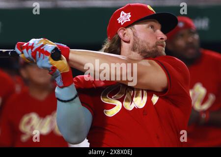 Boca Del Rio, Mexiko. Mai 2024. Kyle Martin #13 vom South Zone Team trifft den Ball während des jährlichen Batting-Wettbewerbs „Home Run Derby“ der Mexican Baseball League (LMB) im Beto Avila Stadium in Veracruz. Am 26. Mai 2024 in Boca del Rio, Mexiko. (Foto: Carlos Santiago/Eyepix Group/SIPA USA) Credit: SIPA USA/Alamy Live News Stockfoto