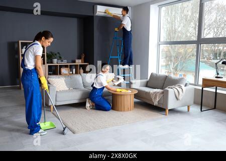 Junge Hausmeister putzen im Zimmer Stockfoto