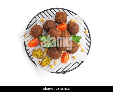 Stehen Sie mit köstlichen Falafelbällchen, Kichererbsen und Tomaten auf weißem Hintergrund Stockfoto