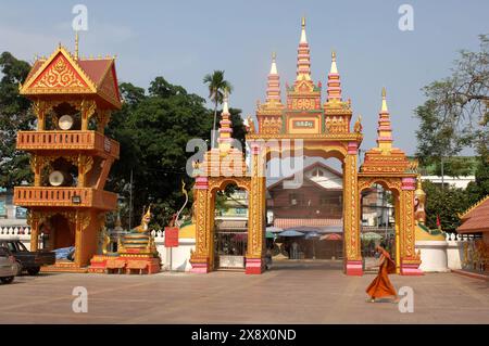 Wat Si Muang (Wat Simuong), dekoratives Tor, Vientiane, Laos, Südostasien, Asien. Stockfoto