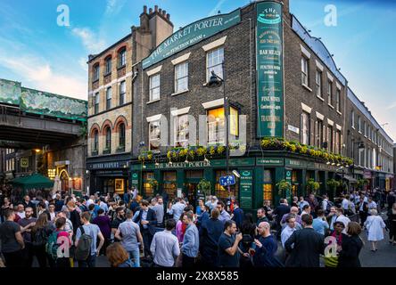 Menschen trinken außerhalb der Markt Porter Pub, Borough Market, London, England Stockfoto