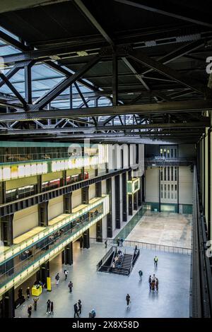 Luftaufnahme der Besucher in Turbine Hall in Tate Modern, London, Großbritannien Stockfoto