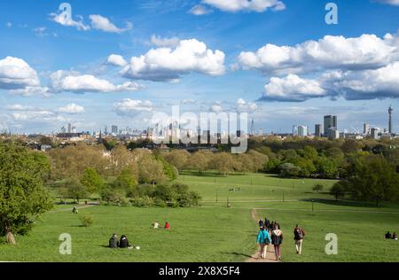 Primrose Hill Top mit Blick auf die Stadt London und Leute entspannen im Park, London, Großbritannien Stockfoto