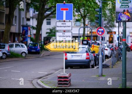 Düsseldorf 27.05.2024 Umleitung Warnleuchte Baken Bake Warnbaken Baustelle Sperrung Baustellenleuchte Absperrung Autoverkehr Sackgasse Düsseldorf Nordrhein-Westfalen Deutschland *** Düsseldorf 27 05 2024 Umleitung Warnleuchte Rundumleuchte Warnleuchte Rundumleuchte Warnleuchte Baustellenschließung Baustellenbeleuchtung Lichtschranke PKW-Verkehrssituation Düsseldorf Nordrhein-Westfalen Deutschland Stockfoto