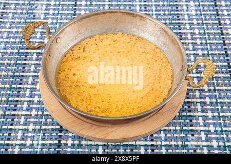 Mihlama (Kuymak) ist ein berühmtes traditionelles Essen aus der Schwarzmeerregion in der Türkei. Es wird mit Maismehl und Käse zubereitet und heiß serviert. Stockfoto