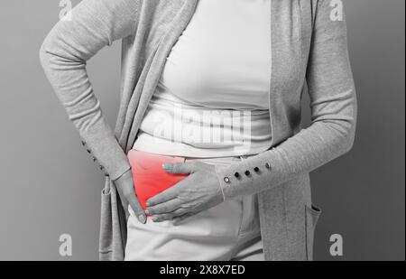 Frau mit Hüftschmerzen, Nahaufnahme. Schwarzweiß-Effekt Stockfoto