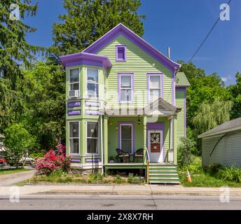 Violettes und grünes viktorianisches Haus an der Hauptstraße in rosendale, ny Stockfoto