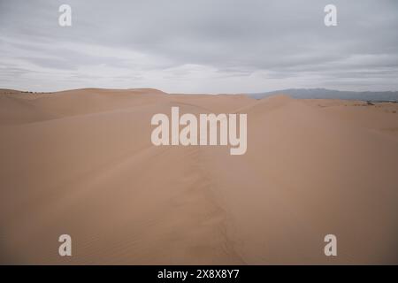 Dramatischer Himmel über den endlosen Sanddünen der Wüste Gobi in der Inneren Mongolei, China. Hintergrund mit Kopierraum für Text Stockfoto