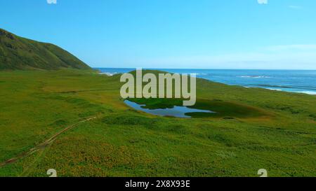 Panoramaaufnahme einer sonnigen Küstenlandschaft in Spanien. Clip. Grüne Wiese Hochland und Meeresufer. Stockfoto