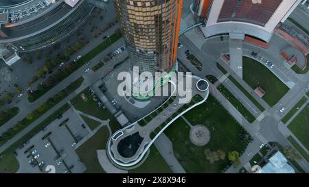 Modernes Hochhaus tagsüber. Archivmaterial. Blick von oben auf modernes Hochhaus mit leuchtender Fassade. Wunderschöne Architektur von moderner Art Stockfoto