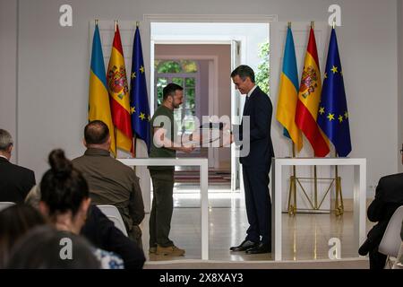 Madrid, Spanien. Mai 2024. Der ukrainische Präsident Wolodymyr Zelensky (L) und der spanische Premierminister Pedro Sanchez (R) tauschen ihre Bücher aus, während sie im Palast von Moncloa ein Abkommen unterzeichnen. VolodÌmir Zelenski, Präsident der Ukraine, besuchte die Einrichtungen des Moncloa-Palastes in Madrid, wo er vom spanischen Regierungspräsidenten Pedro Sanchez empfangen wurde. Der Besuch findet im Rahmen eines offiziellen Besuchs statt, um Abkommen mit Spanien zu unterzeichnen. (Foto: David Canales/SOPA Images/SIPA USA) Credit: SIPA USA/Alamy Live News Stockfoto