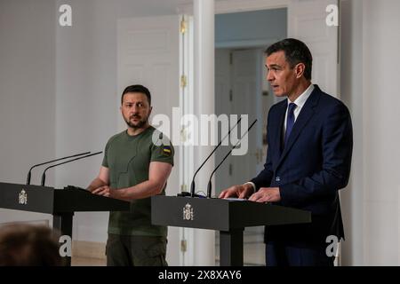Madrid, Spanien. Mai 2024. Der spanische Premierminister Pedro Sanchez (R) spricht neben dem ukrainischen Präsidenten Wolodymyr Zelenski während einer Pressekonferenz im Moncloa-Palast. VolodÌmir Zelenski, Präsident der Ukraine, besuchte die Einrichtungen des Moncloa-Palastes in Madrid, wo er vom spanischen Regierungspräsidenten Pedro Sanchez empfangen wurde. Der Besuch findet im Rahmen eines offiziellen Besuchs statt, um Abkommen mit Spanien zu unterzeichnen. (Foto: David Canales/SOPA Images/SIPA USA) Credit: SIPA USA/Alamy Live News Stockfoto
