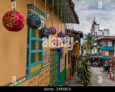 Die Stadt Guatape ist ein kleines Dorf mit farbenfrohen Malereien und bekannt für seine Zocalos- oder Basreliefszenen - Kolumbien Stockfoto