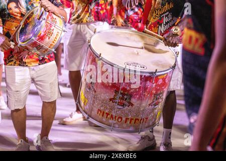 Trommeln in der Porto da Pedra Samba School in Rio de Janeiro, Brasilien - 7. Januar 2024: Details zur technischen Probe der Trommeln in Porto da Stockfoto