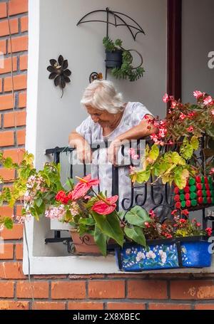 Die Stadt Guatape ist ein kleines Dorf, das farbenfroh bemalt ist und eine große Attraktion für diejenigen ist, die Medellin-Kolumbien besuchen Stockfoto