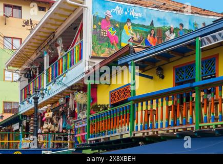 Die Stadt Guatape ist ein kleines Dorf, das farbenfroh bemalt ist und eine große Attraktion für diejenigen ist, die Medellin-Kolumbien besuchen Stockfoto