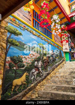 Die Stadt Guatape ist ein kleines Dorf, das bunt bemalt ist und für seine Zocalos- oder Basreliefszenen bekannt ist - Kolumbien Stockfoto