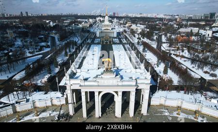 Blick von oben auf den historischen Platz mit Bögen im Winter. Kreativ. Wunderschönes historisches Zentrum mit Platz und Dampfbögen im Winter. Sowjetische Architektur Stockfoto