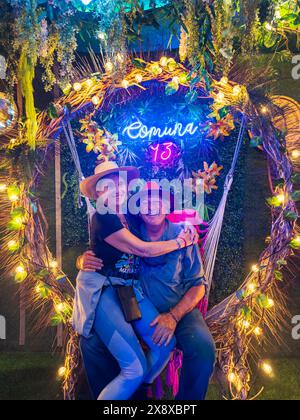 Besucher genießen die Schwarzlichteinkäufe in Comuna 13, einem Barrio in Medellin, das einst ziemlich gefährlich war, heute aber ein sicheres Touristenziel ist - Medel Stockfoto