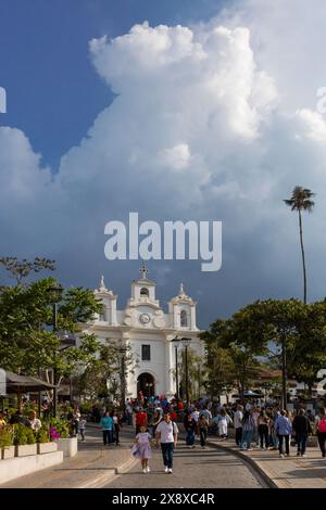 Osterprozession vor der katholischen Pfarrkirche unserer Lieben Frau vom Rosenkranz in Ritiro Antioquia während der Semana Santa oder Osterwoche - Kolumbien Stockfoto