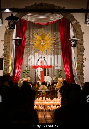 Messe während der Semana Santa oder der Osterwoche, die in der Stadt Ritiro mit einer Prozession durch die Straßen gefeiert wird, mit Statuen, die die darstellen Stockfoto