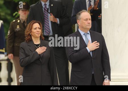 Arlington, VA, USA. 27. Mai 2024. US-Vizepräsidentin Kamala Harris und zweiter Gentleman Doug Emhoff nehmen an einer Gedenkfeier Teil. Stockfoto