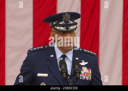 Arlington, VA, USA. 27. Mai 2024. Der Vorsitzende der Joint Chiefs General Charles Q. Brown Jr. hält eine Rede bei einer Gedenkfeier. Stockfoto