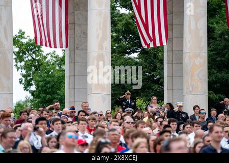 Arlington, Virginia, USA. Mai 2024. Die Gäste können sich während der Treueversprechen während der Gedenkfeier zum 156. National Memorial Day am Montag, den 27. Mai 2024, im Memorial Amphitheater auf dem Arlington National Cemetery in Arlington, Virginia, anschauen. Kredit: Bonnie Cash/Pool über CNP /MediaPunch Kredit: MediaPunch Inc/Alamy Live News Stockfoto