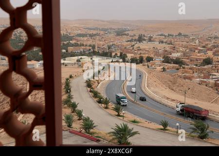 Trans-Sahar Highway N1 mit der Stadt Ghardais, Sidi Abaz und Ksar Bounoura im Hintergrund. Mzab-Tal. Provinz Ghardaia. Algerien Stockfoto